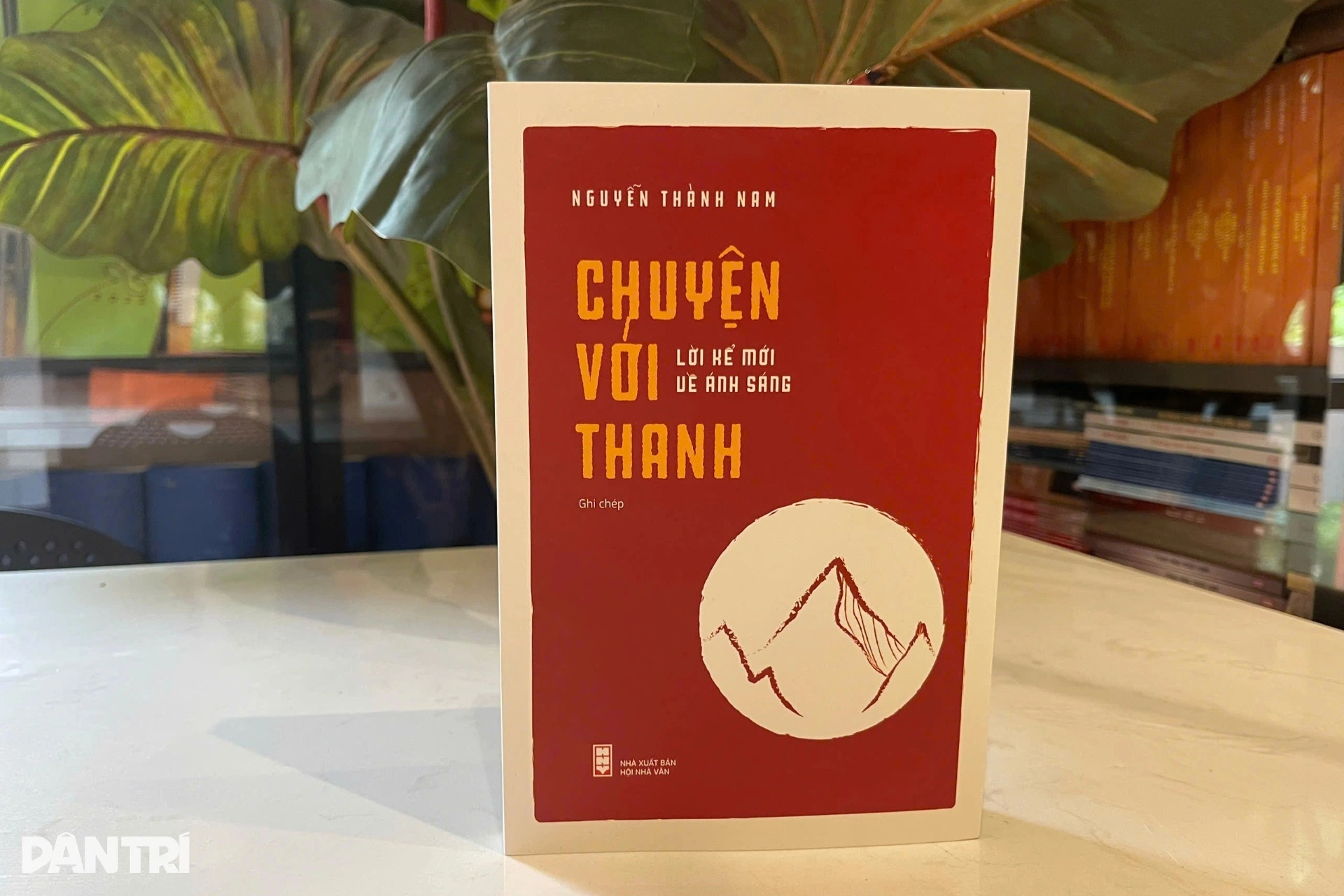 Bìa cuốn sách Chuyện với Thanh - Một cách tiếp cận mới mẻ dành cho người trẻ. Ảnh: Lạc Thành.