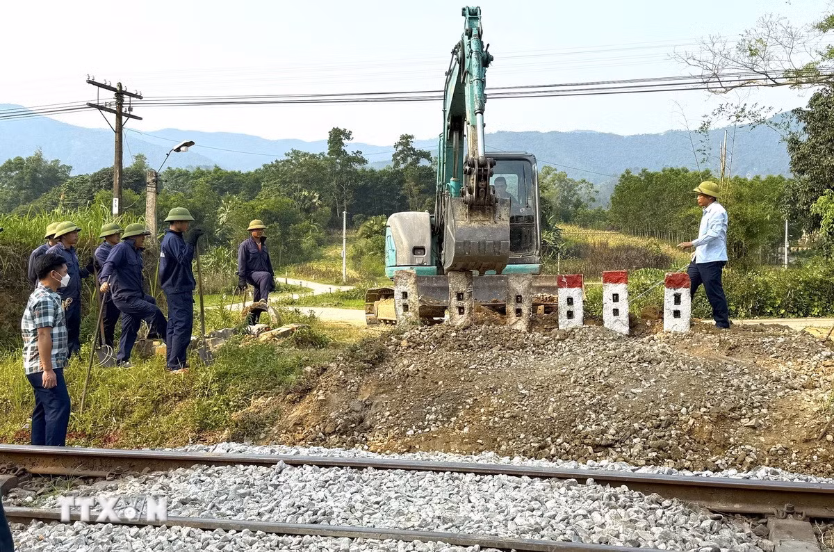 Nỗ lực phối hợp liên ngành nhằm rào đóng các lối đi tự phát, giảm thiểu rủi ro tai nạn giao thông. (Ảnh: Thanh Thủy/TTXVN)