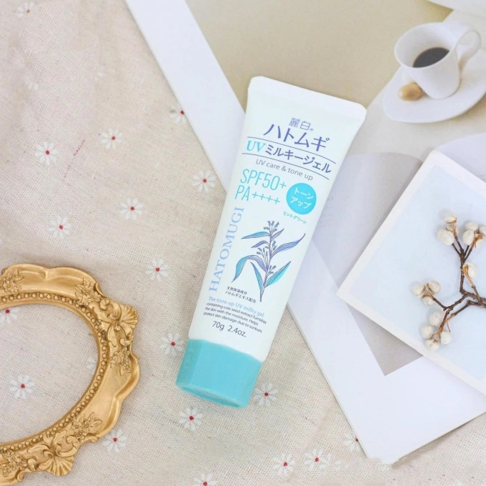 Hatomugi UV Care & Tone Up SPF50+ PA++++: Lựa chọn kinh tế, kết cấu gel mỏng nhẹ, không gây nhờn rít. Giá tham khảo: 100.000 đồng