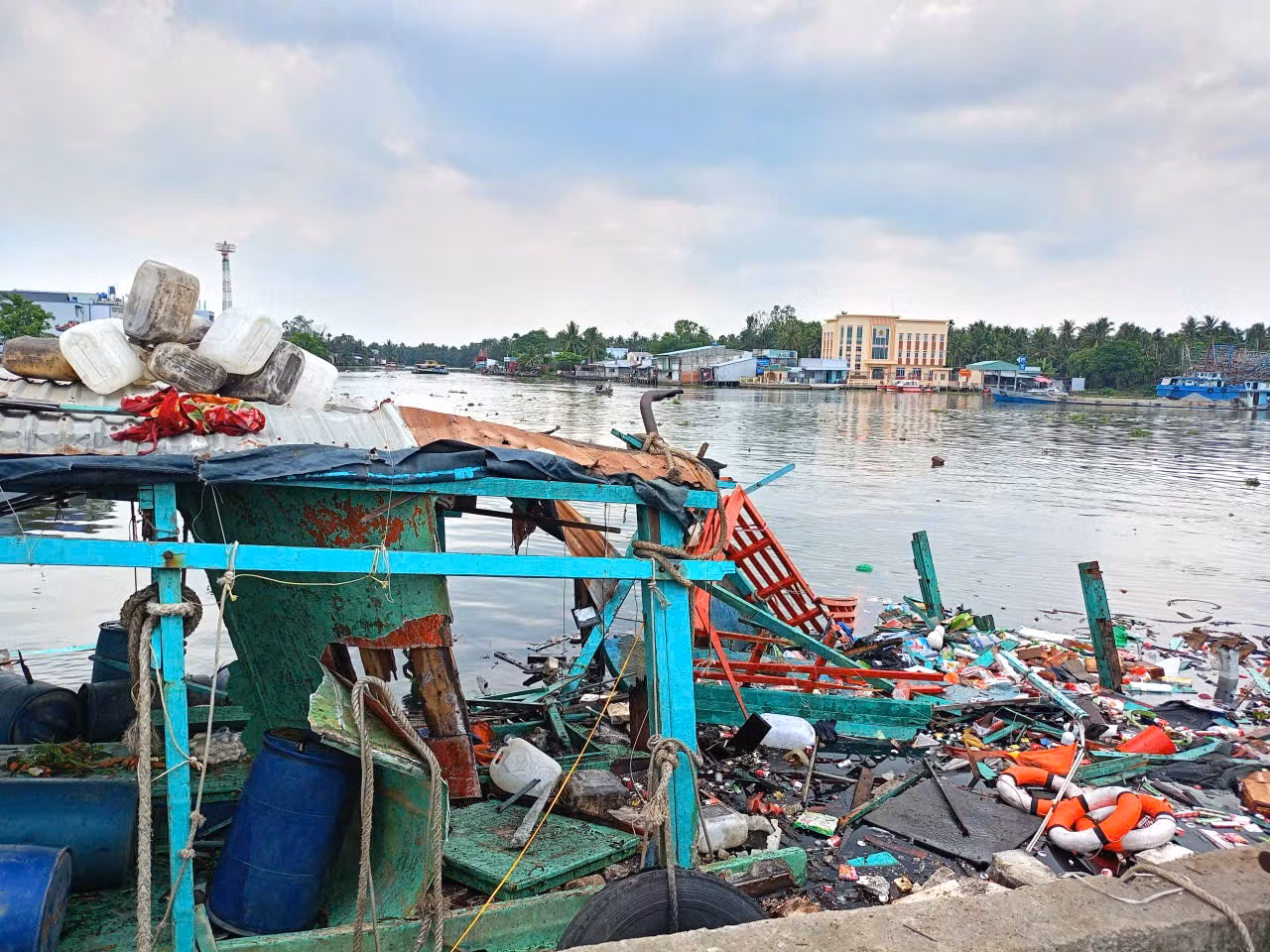 Hiện trường tan hoang sau vụ nổ tàu cá tại An Giang.