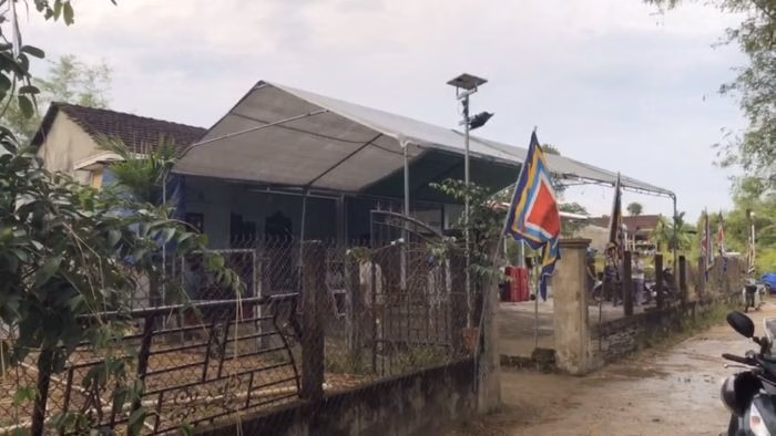 Người dân cùng chính quyền địa phương tập trung lo hậu sự cho nạn nhân trong sự thương tiếc.