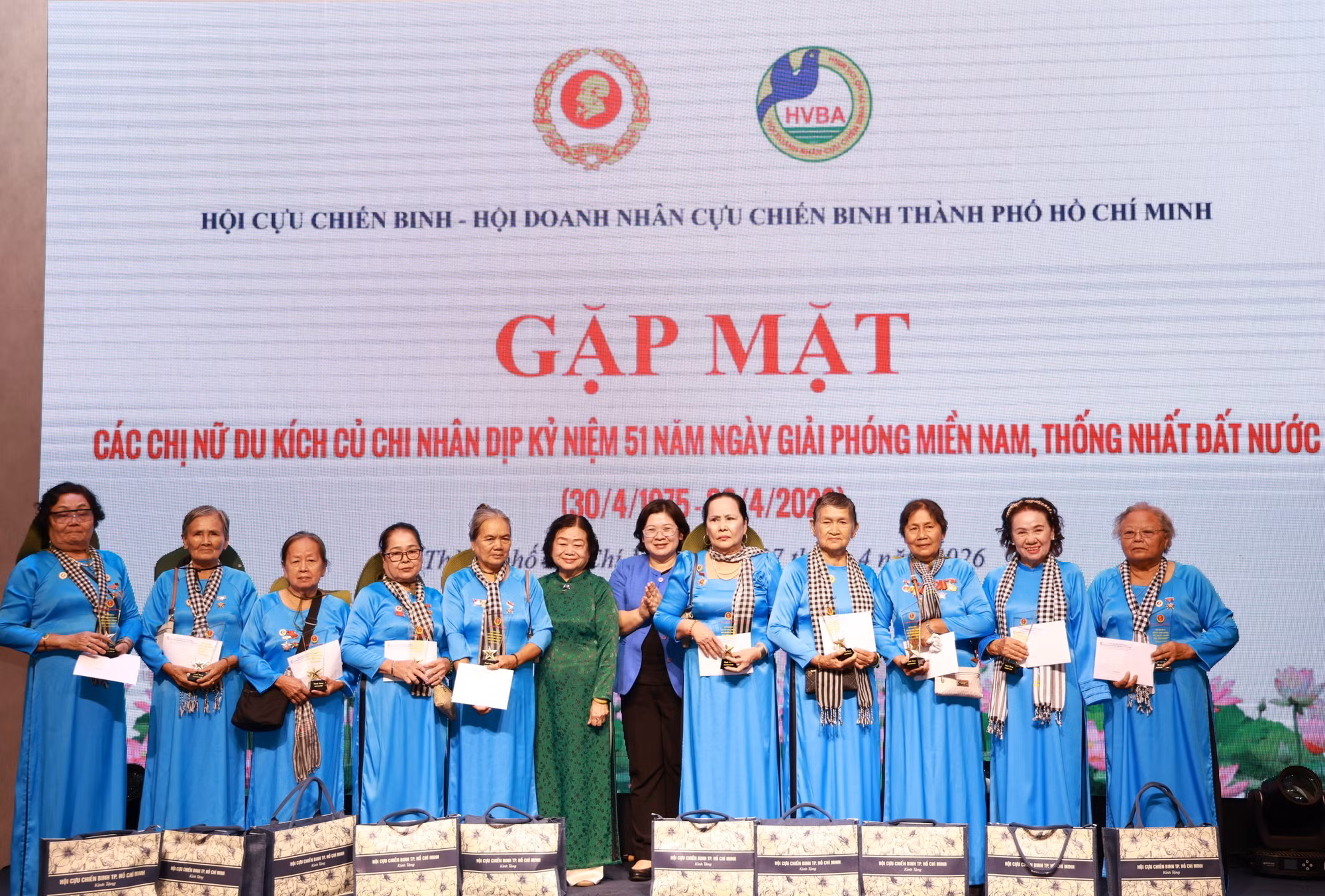 Nguyên Phó Chủ tịch nước Trương Mỹ Hoa cùng Phó Bí thư Thành ủy TP.HCM Văn Thị Bạch Tuyết tặng quà cho các nữ du kích Củ Chi.
