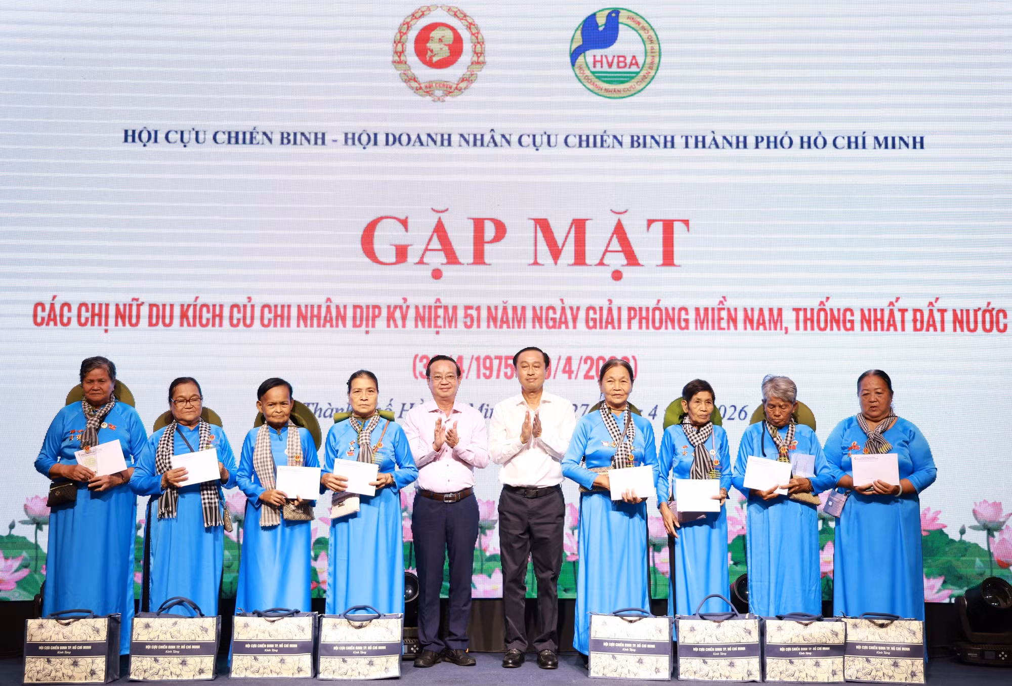 Lãnh đạo HĐND - UBND TP.HCM tặng quà tri ân các nữ du kích. Ảnh: Ngô Tùng.