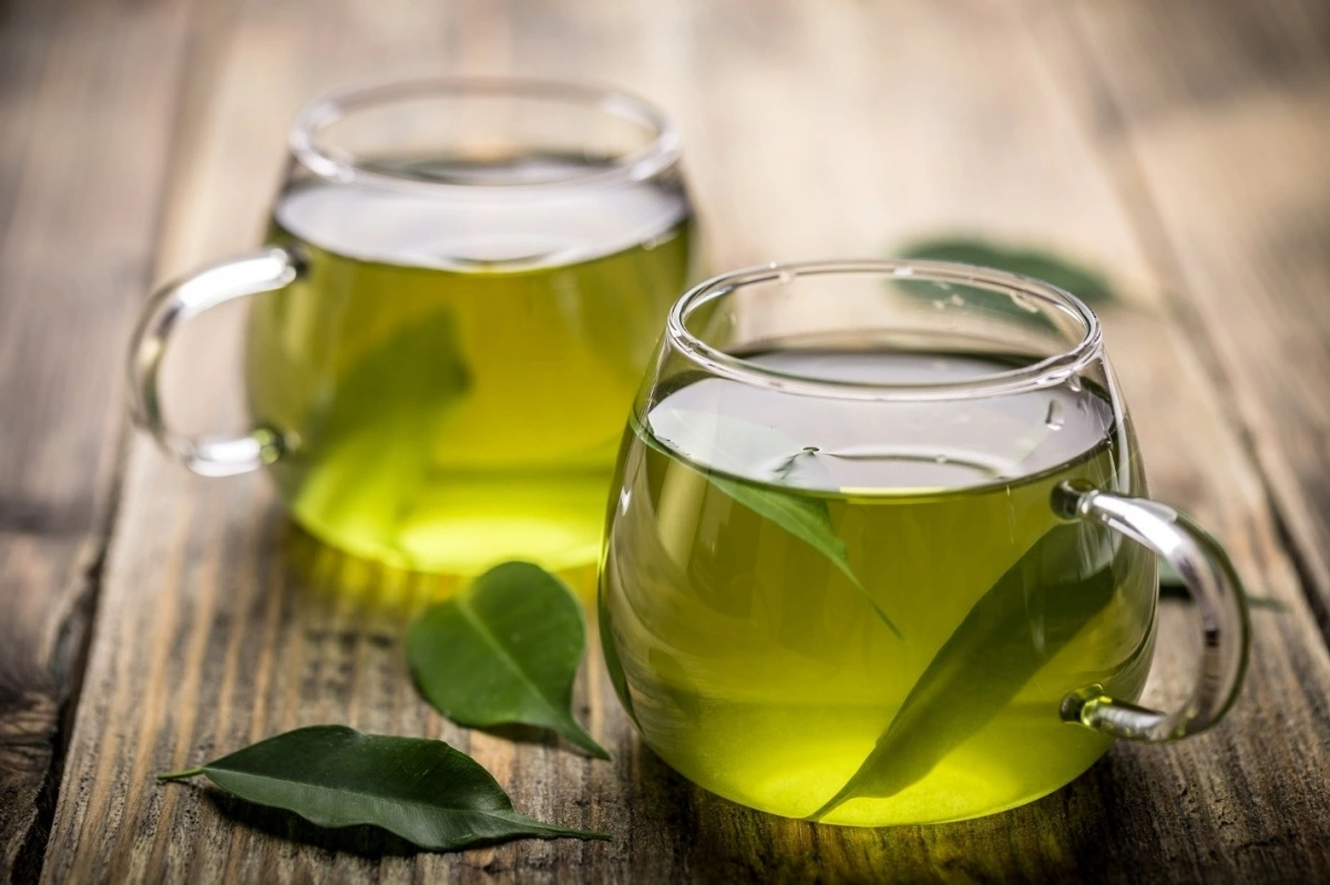 Hoạt chất Catechin trong trà xanh giúp tăng tốc độ đốt cháy calo và cải thiện sức khỏe làn da.