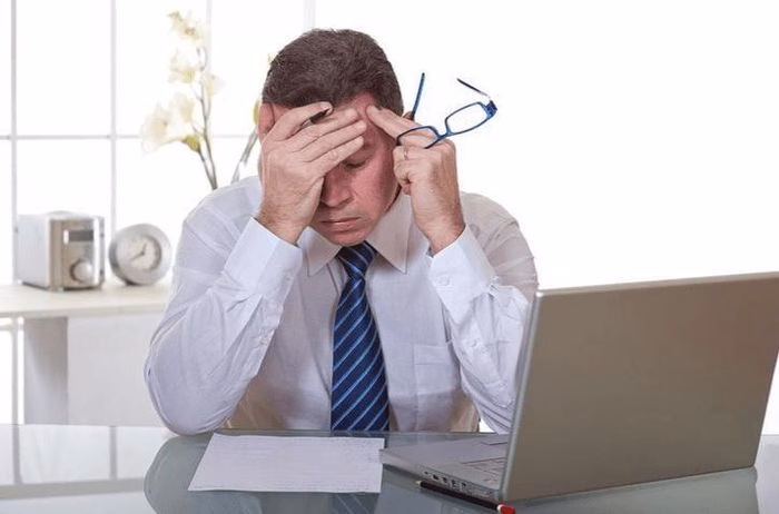 Đau đầu căng thẳng đặc biệt phổ biến ở nhóm đối tượng làm việc văn phòng, thường xuyên tiếp xúc với máy tính.