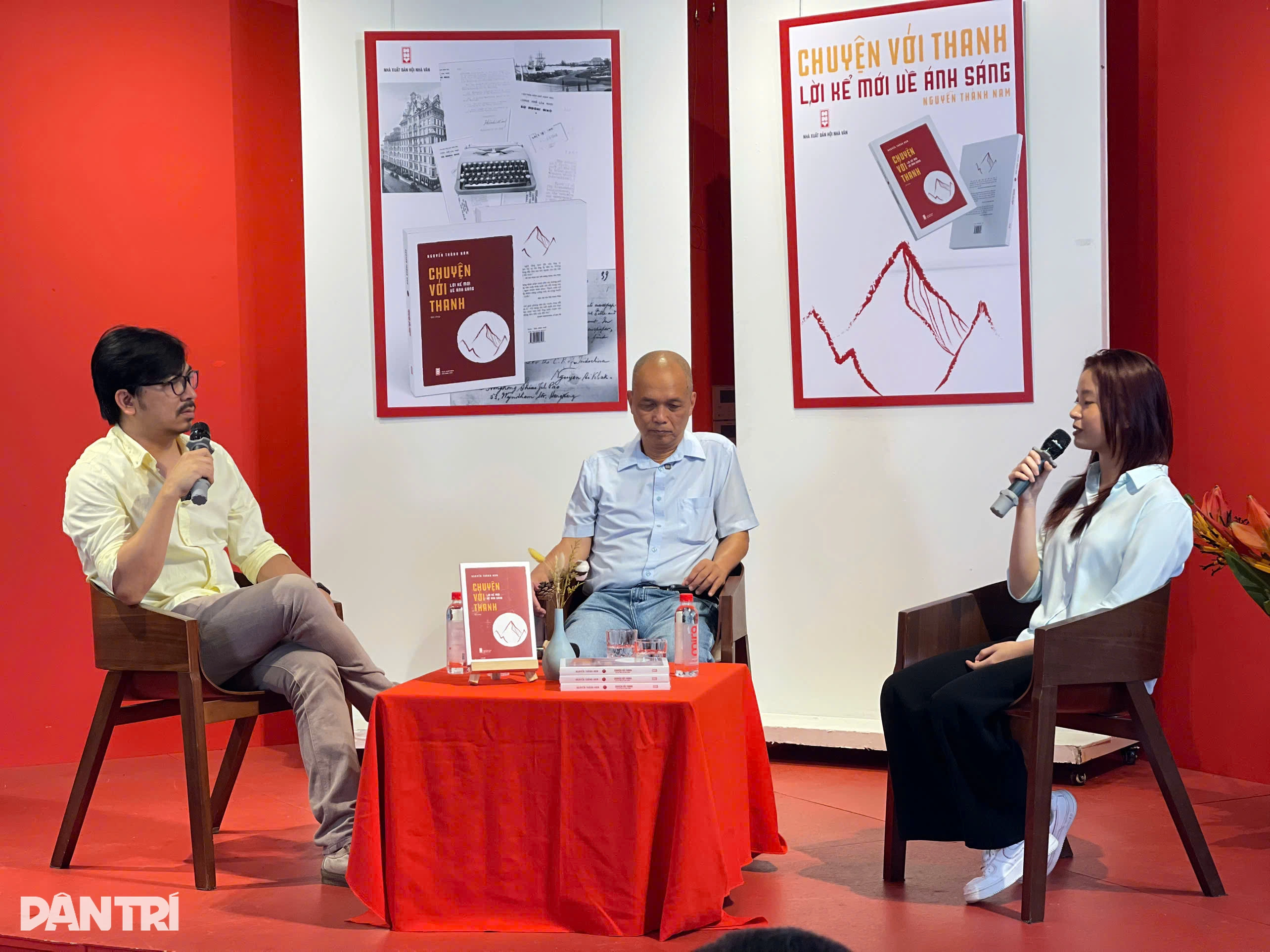 Biên kịch Đinh Tiến Dũng, tác giả Nguyễn Thành Nam và Thanh - nguyên mẫu thực tế trong cuốn sách (từ trái qua). Ảnh: Lạc Thành.