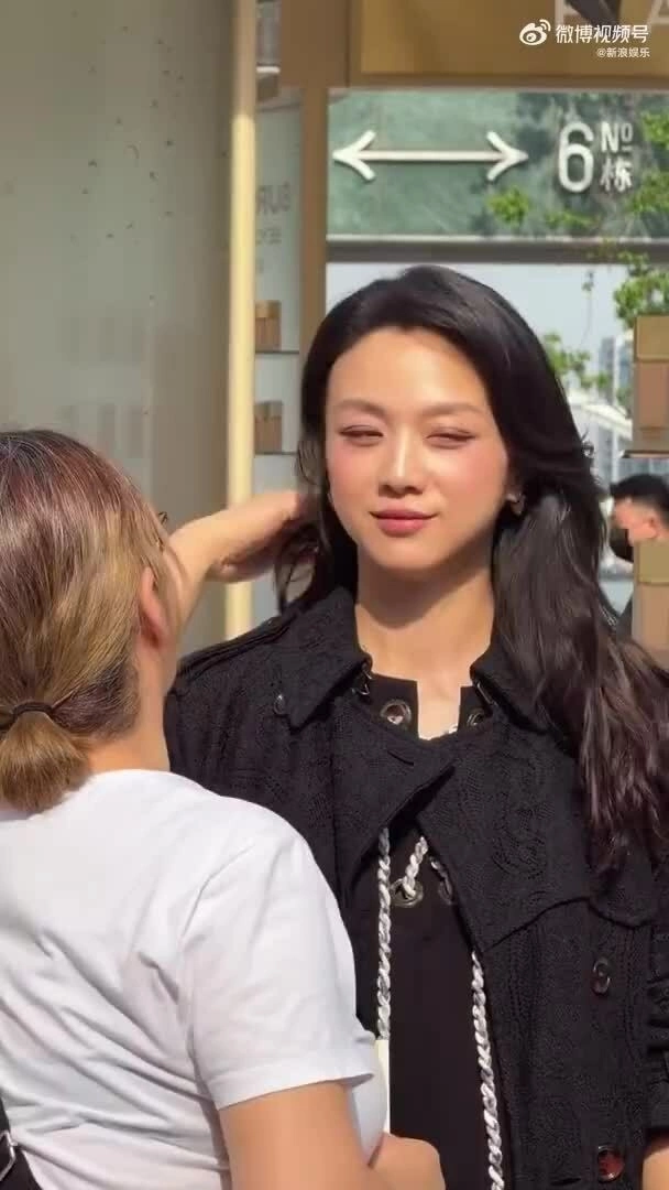 Hình ảnh Thang Duy với vòng hai đầy đặn gây chú ý. Video: Weibo