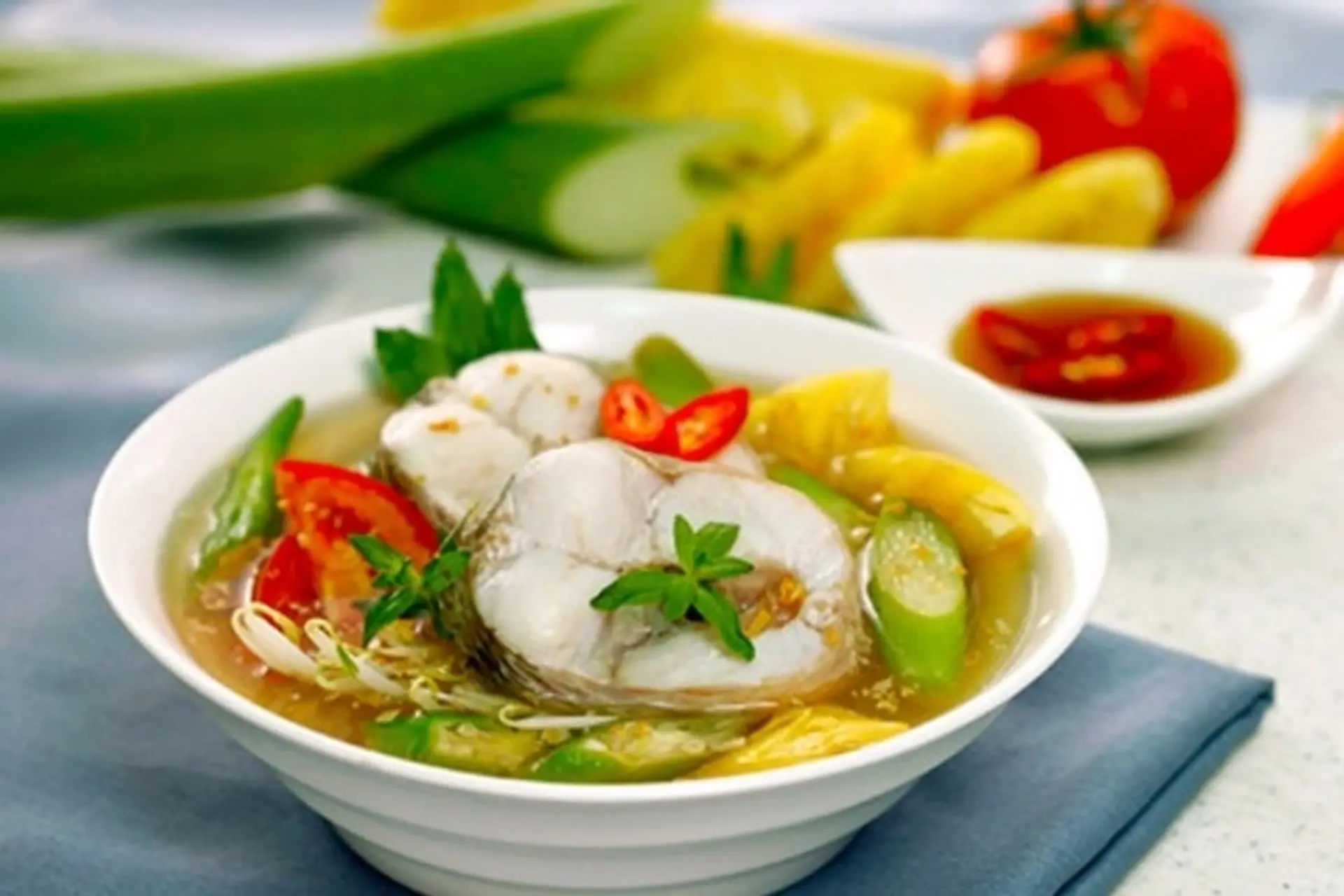Sử dụng nước nóng và lửa vừa giúp bát canh cá đạt độ trong và vị ngọt tự nhiên.