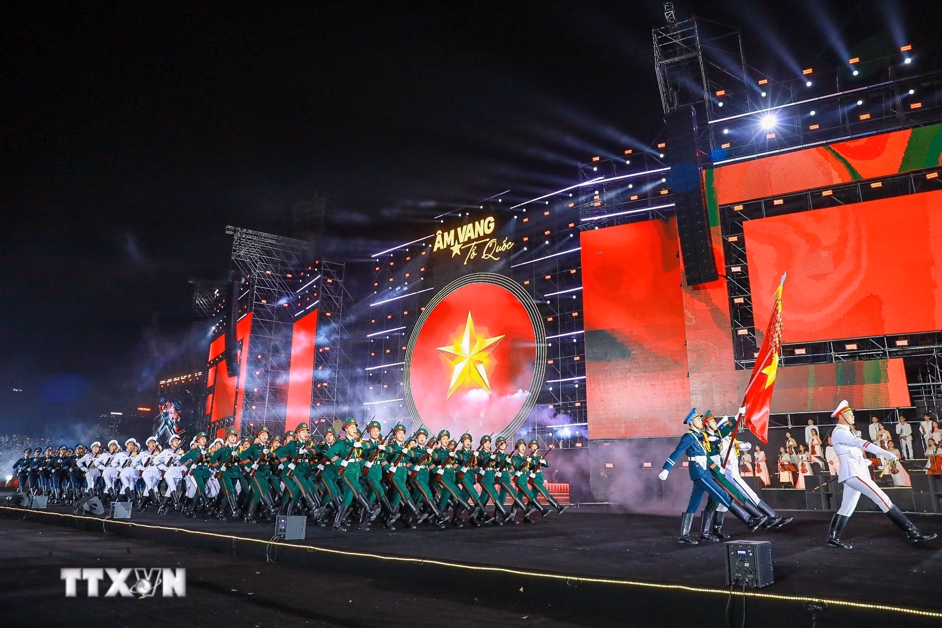 Sự kết hợp giữa diễu binh và biểu diễn thực cảnh tạo nên không gian uy nghiêm, tôn vinh những đóng góp thầm lặng của lực lượng vũ trang.