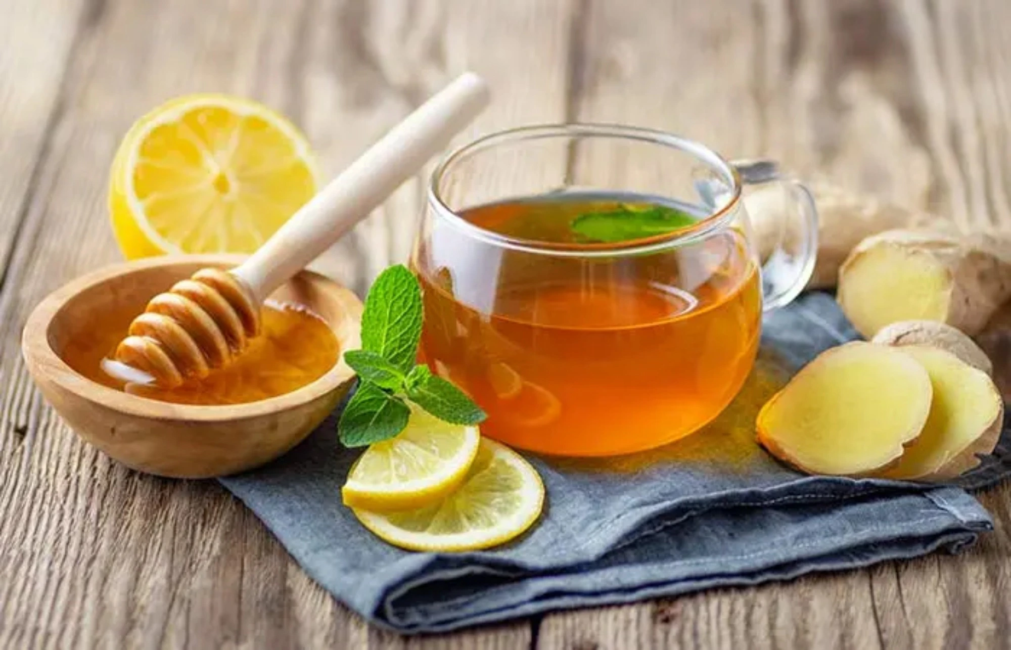 Nước chanh ấm là lựa chọn lý tưởng để khởi động quá trình trao đổi chất và thanh lọc cơ thể mỗi ngày.