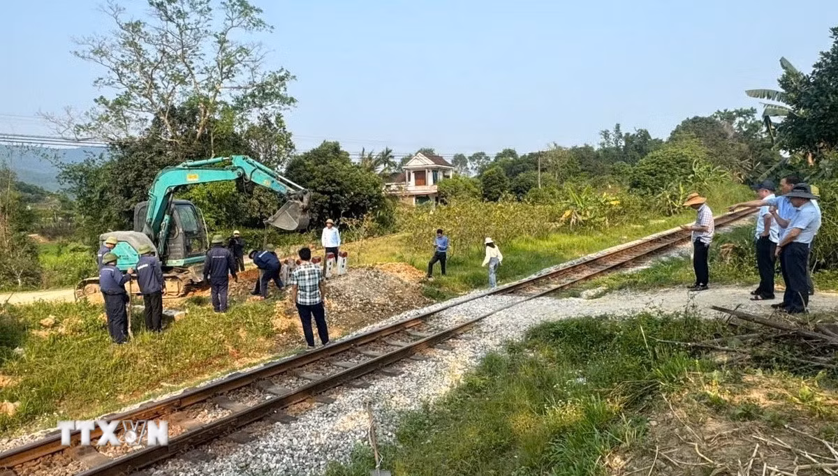 Các lực lượng chức năng liên ngành phối hợp rào chắn, xóa bỏ những lối mở tự phát tại xã Đồng Lê, tỉnh Quảng Trị. (Ảnh: Thanh Thủy/TTXVN)