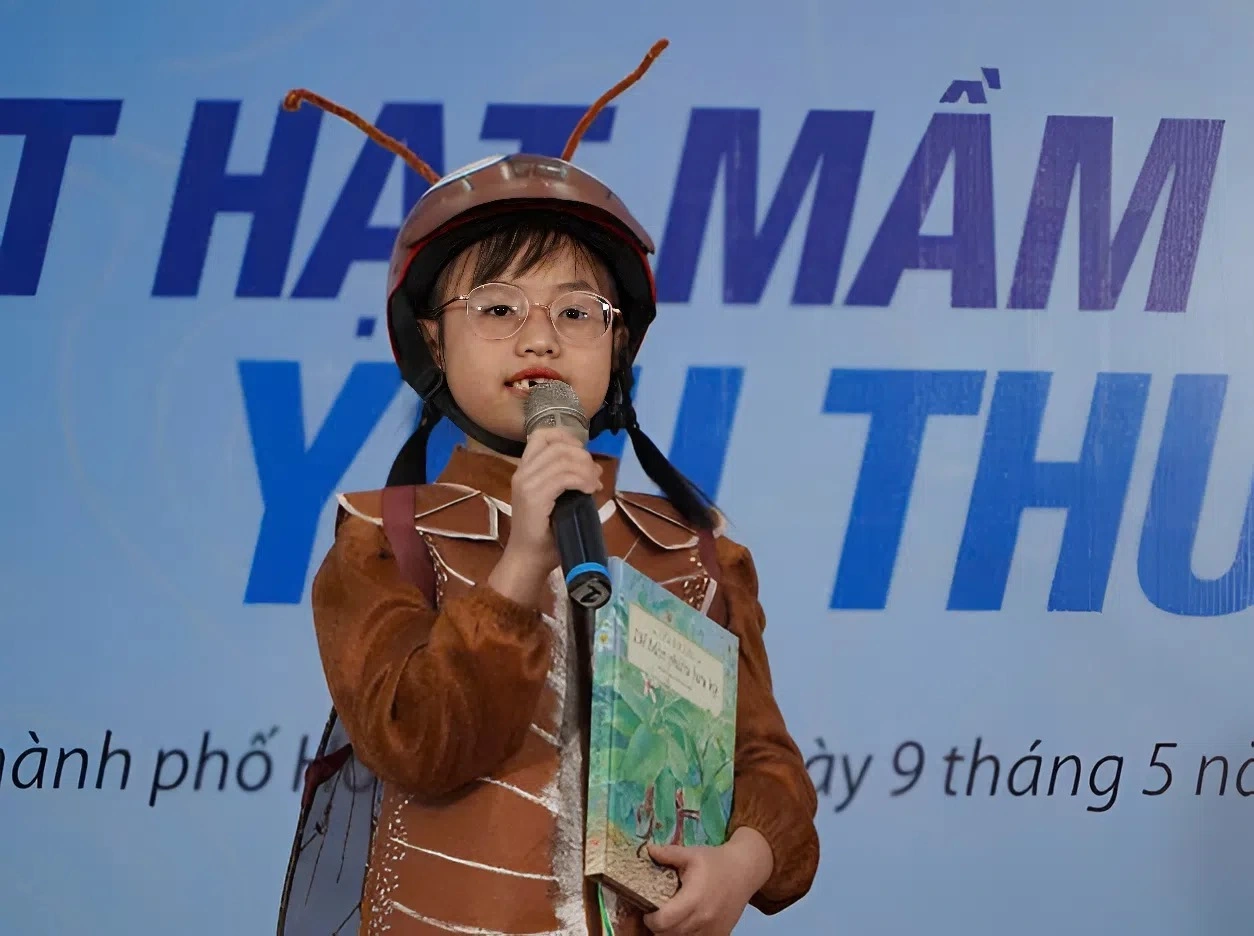 Bé Nguyễn Ngọc Minh Châu giành giải Nhất với phần kể chuyện "Dế mèn phiêu lưu ký" (Ảnh: Ban tổ chức).
