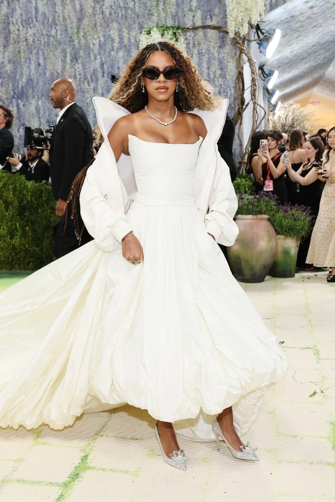 Trong ngày ra mắt Met Gala, Blue Ivy ăn diện sành điệu với váy trắng cúp ngực dáng phông và áo bomber. Ảnh: Getty Images.