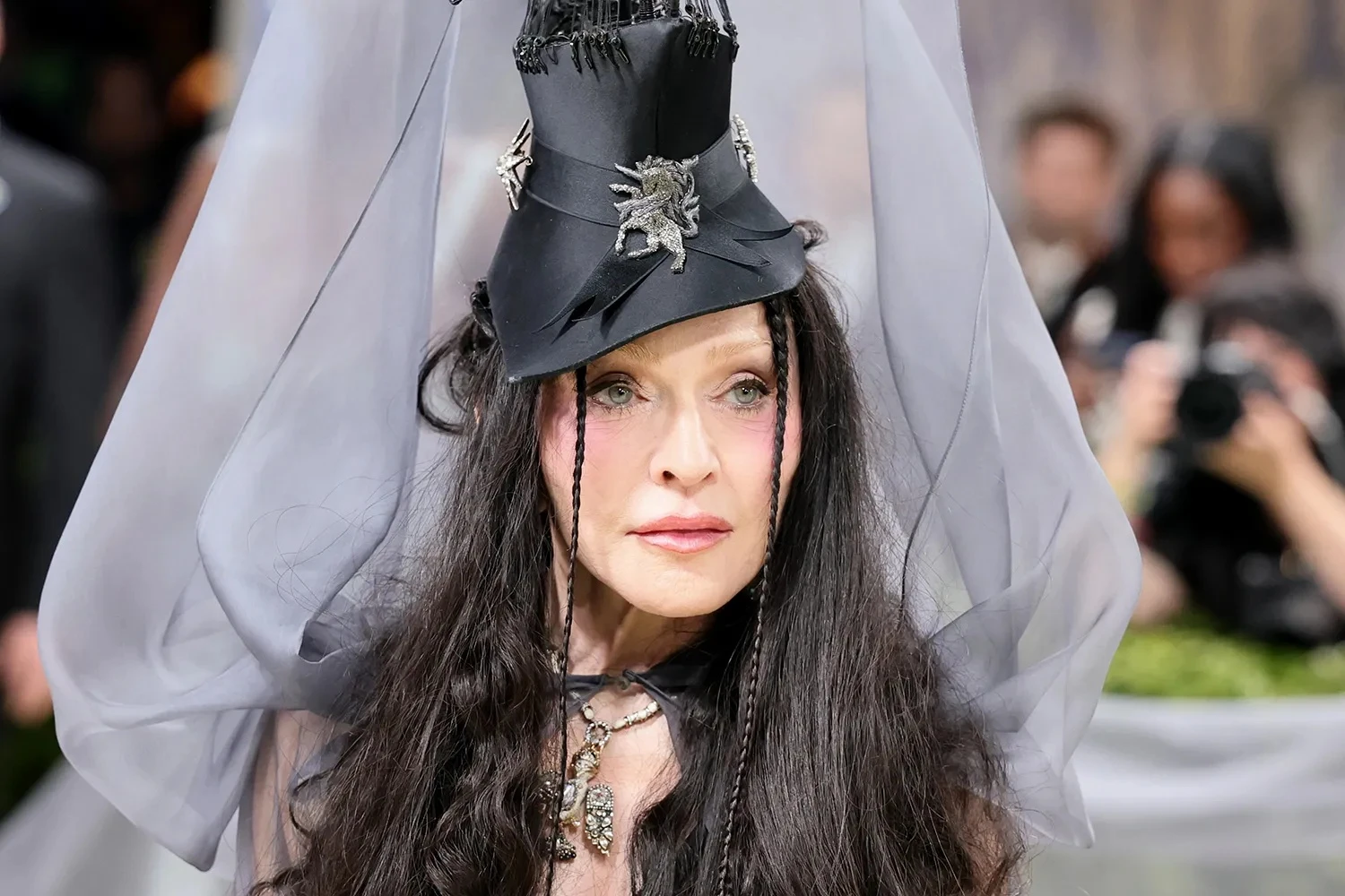 Điểm nhấn đắt giá nhất chính là mô hình con tàu được chế tác tinh xảo trên đầu Madonna.