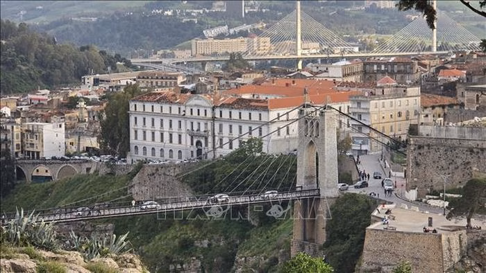 Cầu Sidi M'Cid là một cây cầu treo dài 164 mét (538 ft) bắc qua sông Rhumel ở Constantine.