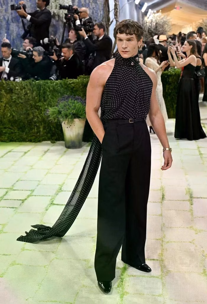 Connor Storrie lịch lãm trong thiết kế Saint Laurent tại Met Gala 2026