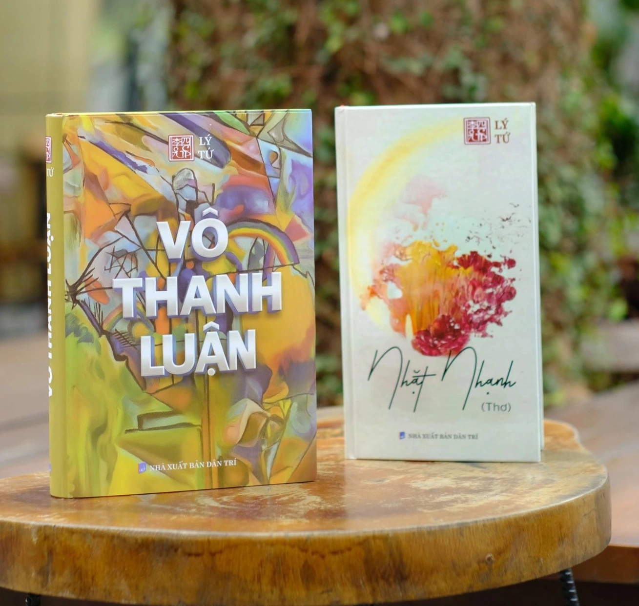 Cuốn sách Vô Thanh Luận và tập thơ Nhặt Nhạnh của tác giả Lý Tứ (Ảnh: BTC).