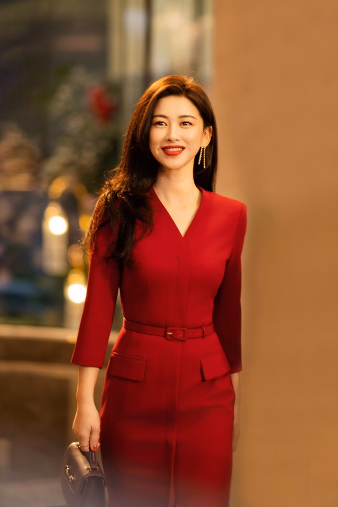 Chu Châu gây ấn tượng bởi thần thái sắc sảo và làn da căng mịn trong bộ phim Mật Ngữ Kỷ. Ảnh: Weibo