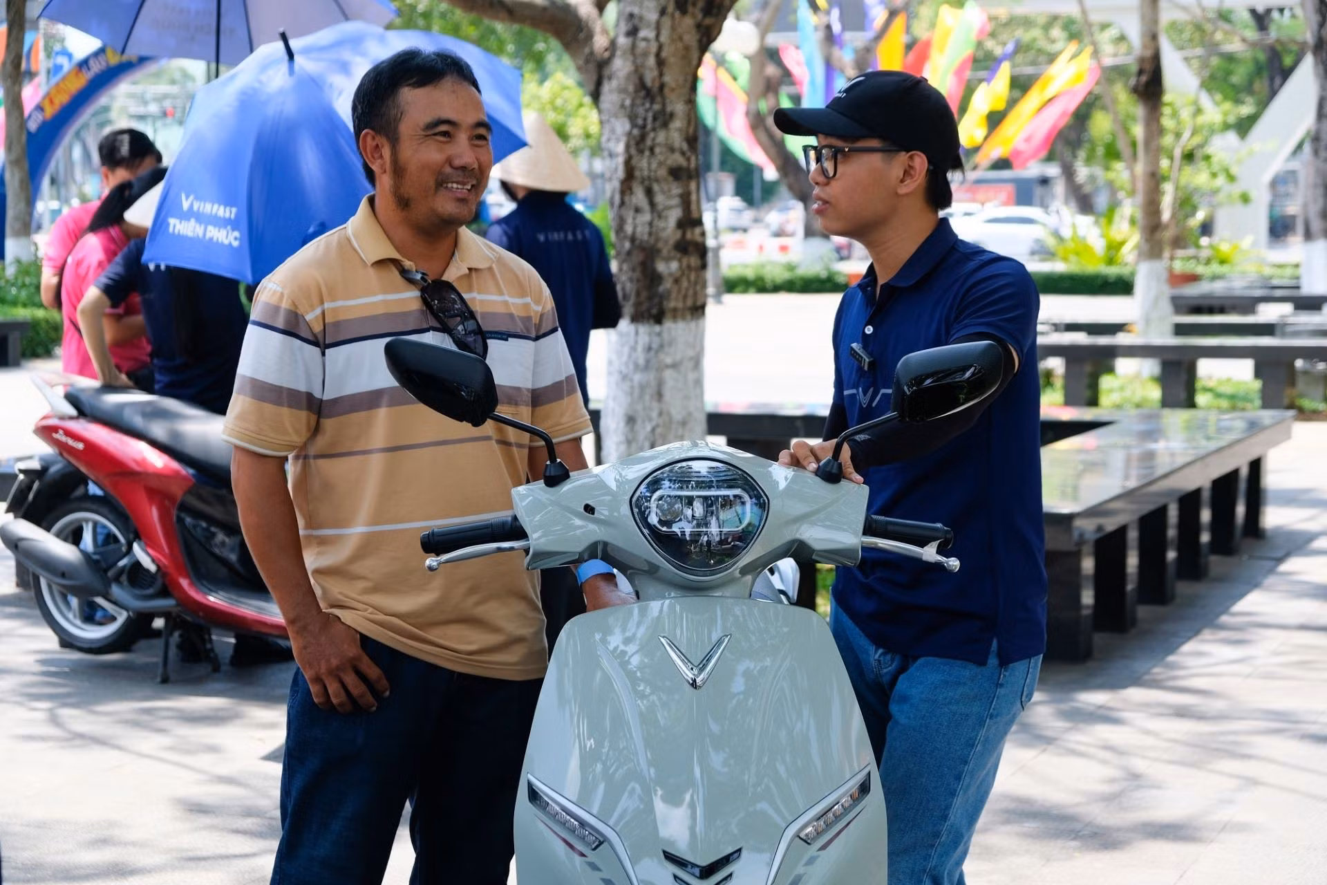 Anh Lê Quốc Hiển chuyển đổi từ xe xăng 50cc sang mẫu VinFast Feliz 2025 hiện đại hơn