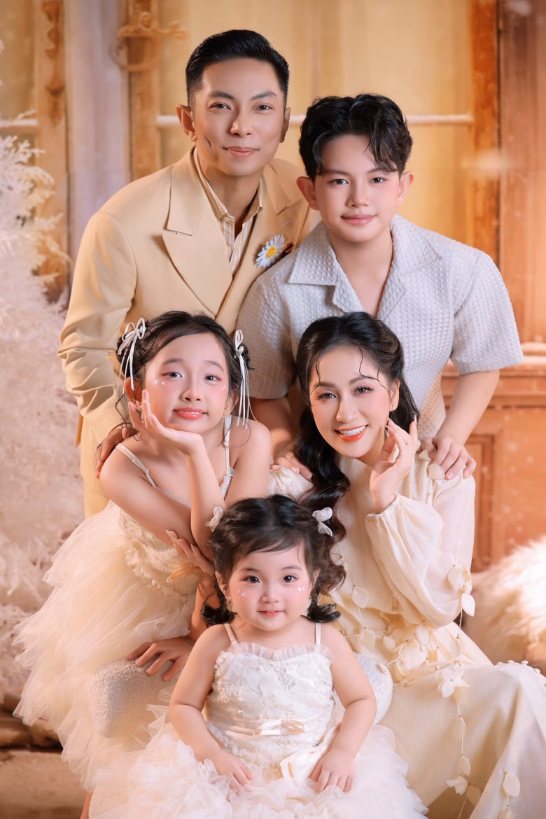 Những đứa trẻ nhà Khánh Thi - Phan Hiển sớm bộc lộ năng khiếu nghệ thuật thiên bẩm.