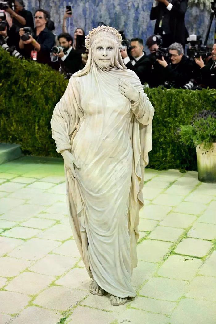 Heidi Klum biến thành bức tượng di động tại thảm đỏ Met Gala 2026
