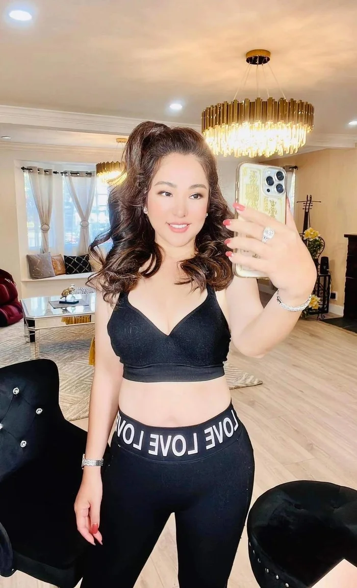 Hình ảnh Thúy Nga và con gái gắn bó bên nhau