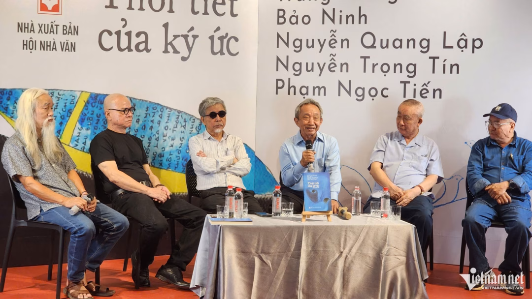 Các nhà văn cùng chia sẻ về những kỷ niệm chiến trường tại buổi ra mắt sách.