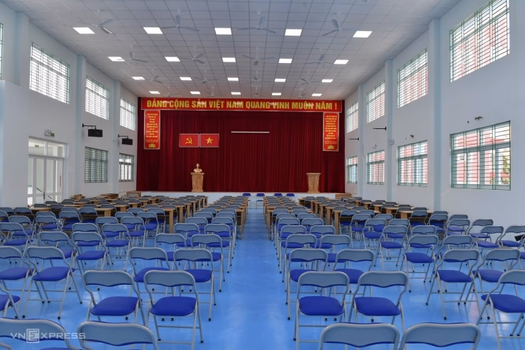 Hội trường được bài trí tinh giản, tập trung vào công năng sử dụng.