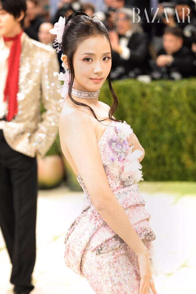 Jisoo tại Met Gala 2026. Dù vướng lùm xùm, nữ ca sĩ vẫn xuất hiện rạng rỡ. Ảnh: Harper's Bazaar