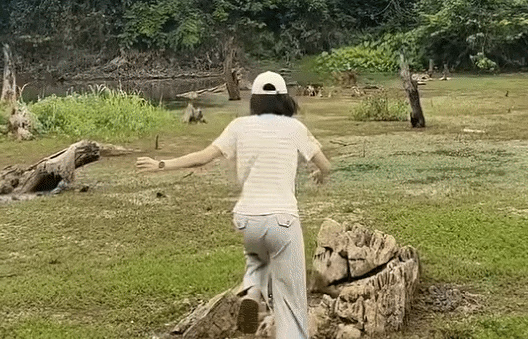 Sự cố bất ngờ khiến cô gái "nhuộm bùn" toàn thân nhưng vẫn giữ tinh thần lạc quan.