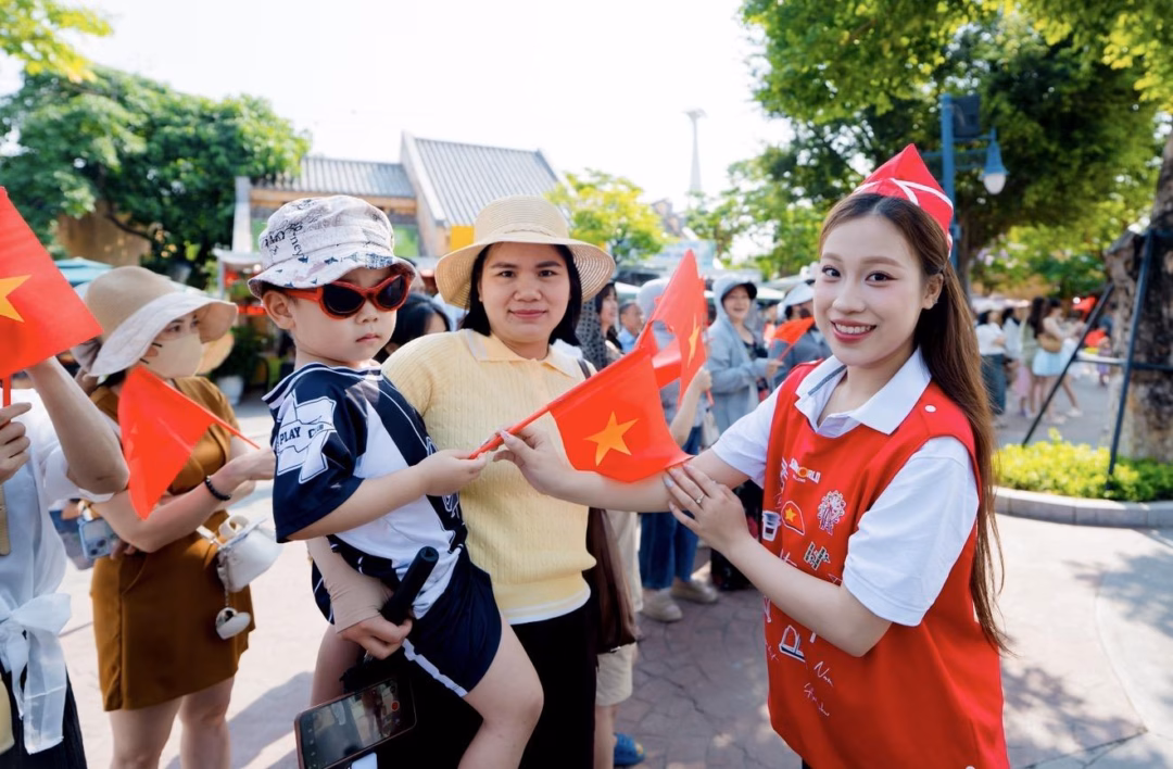 Sắc đỏ bao phủ khắp không gian Sun World Ha Long, tạo nên không khí lễ hội hào hùng