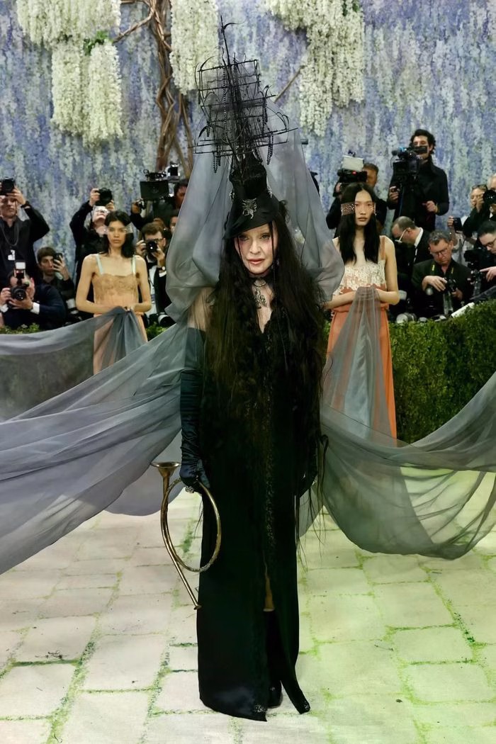 Madonna trong tạo hình cầu kỳ của Saint Laurent