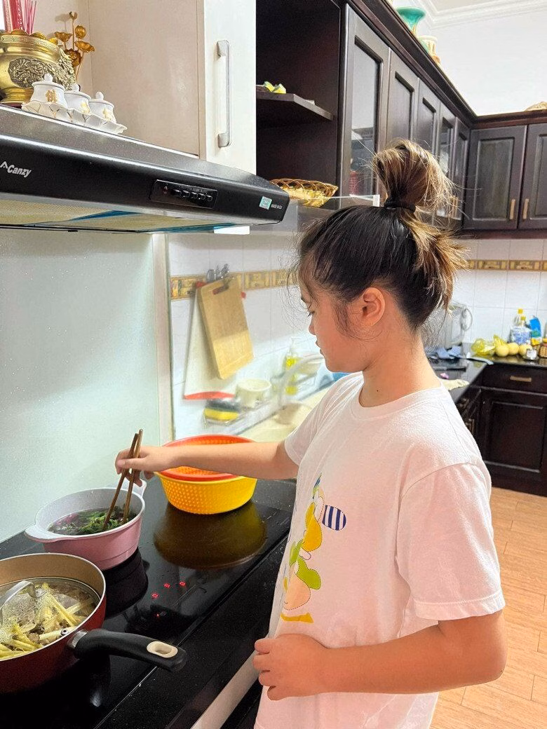 Nhờ sự rèn luyện, Nguyệt Cát sớm thành thạo các kỹ năng nội trợ cơ bản.