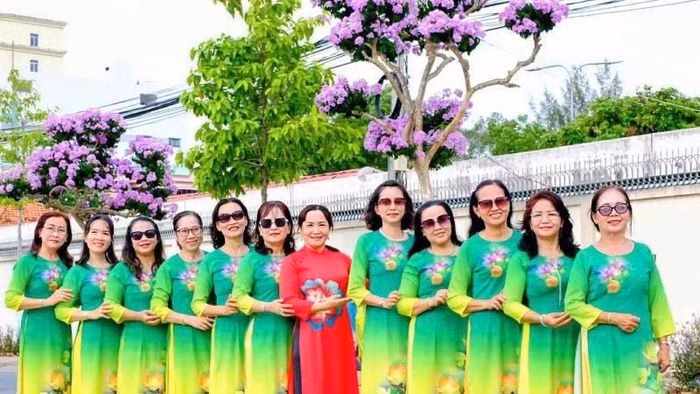 Những khoảnh khắc rạng rỡ của chị em phụ nữ bên những tán bằng lăng tím.