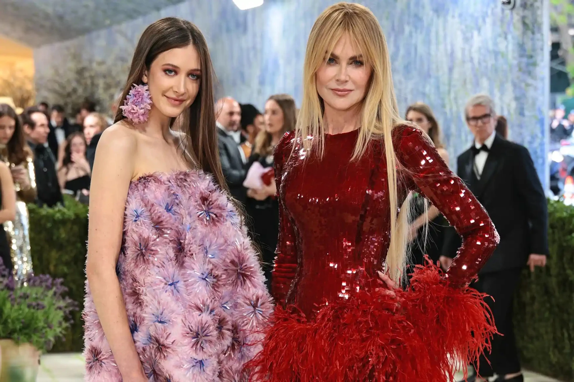 "Thiên nga nước Úc" Nicole Kidman gây chú ý với vẻ ngoài trẻ trung, trông như chị em khi đứng cạnh ái nữ 17 tuổi.
