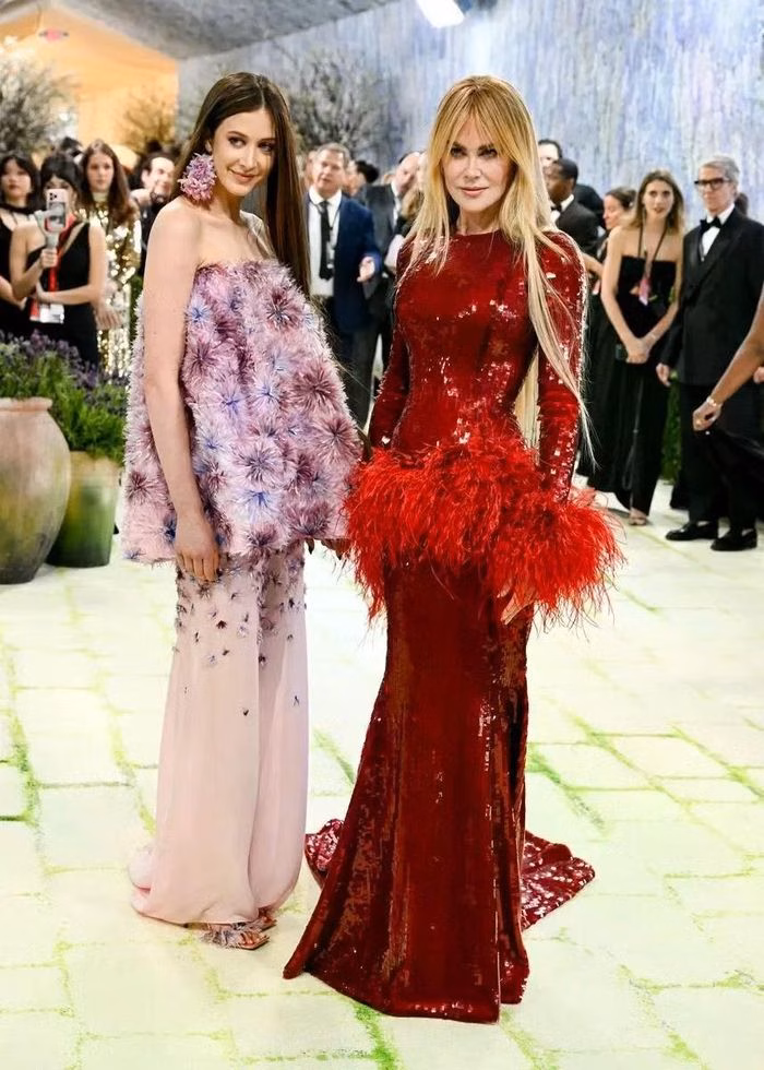 Sự kết hợp hoàn hảo giữa Dior và Chanel của mẹ con Nicole Kidman