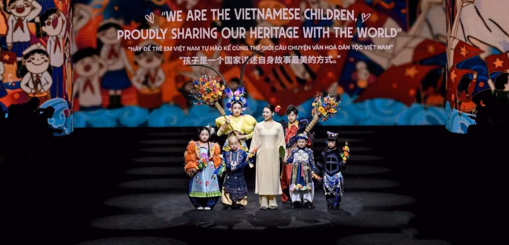 Vũ Lan Anh là linh hồn của dự án văn hoá "Việt Nam đa sắc", nơi thời trang trở thành cầu nối đưa di sản đến gần hơn với trẻ em.
