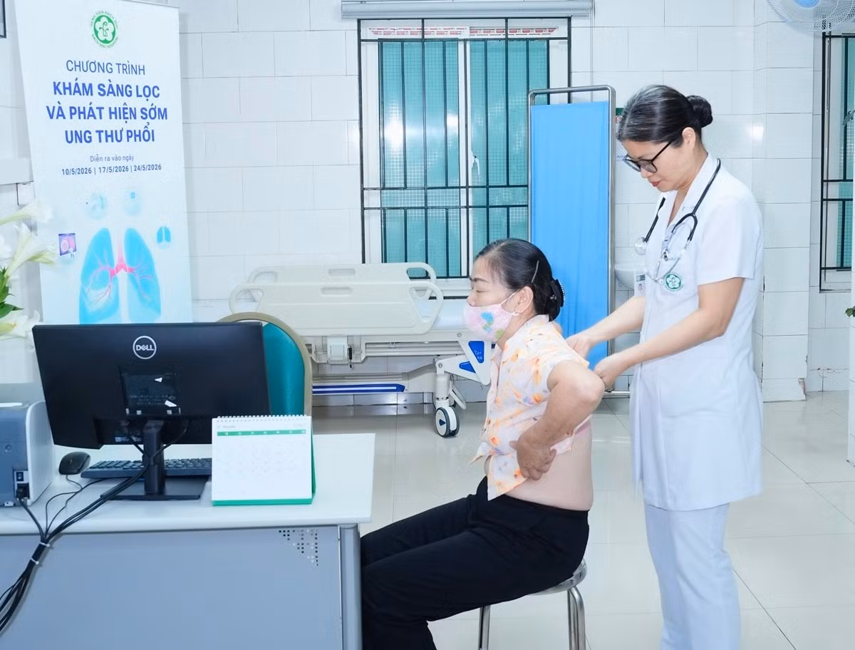 PGS.TS Phạm Cẩm Phương trực tiếp khám sàng lọc cho bệnh nhân để phát hiện sớm các dấu hiệu bất thường.
