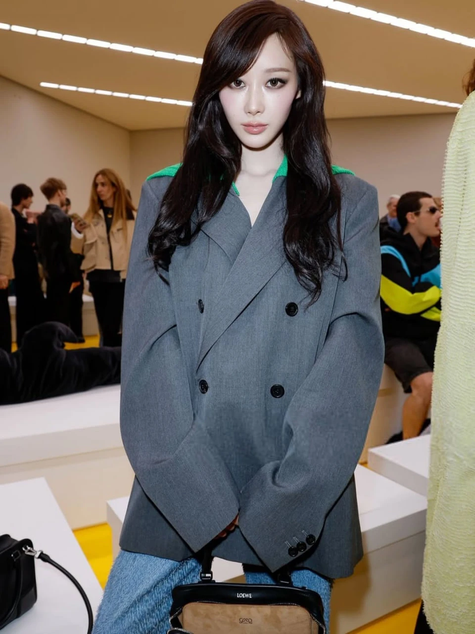 Phong cách makeup đậm của Giselle tại Paris Fashion Week