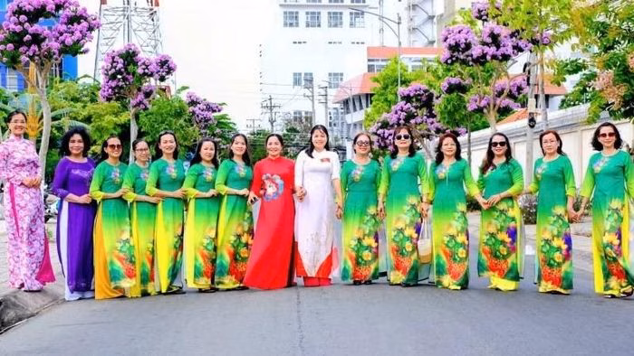 Sắc tím bằng lăng cùng tà áo dài tạo nên nét đẹp văn hóa đặc trưng trên đường 30 tháng 4, phường An Hội.