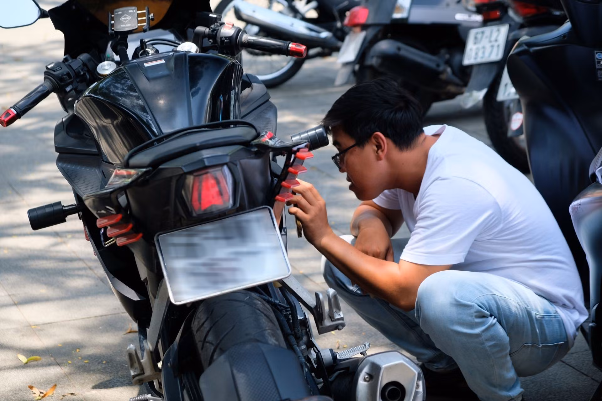 Khách hàng mang xe xăng đến để được kiểm tra và định giá trong chương trình thu cũ đổi mới