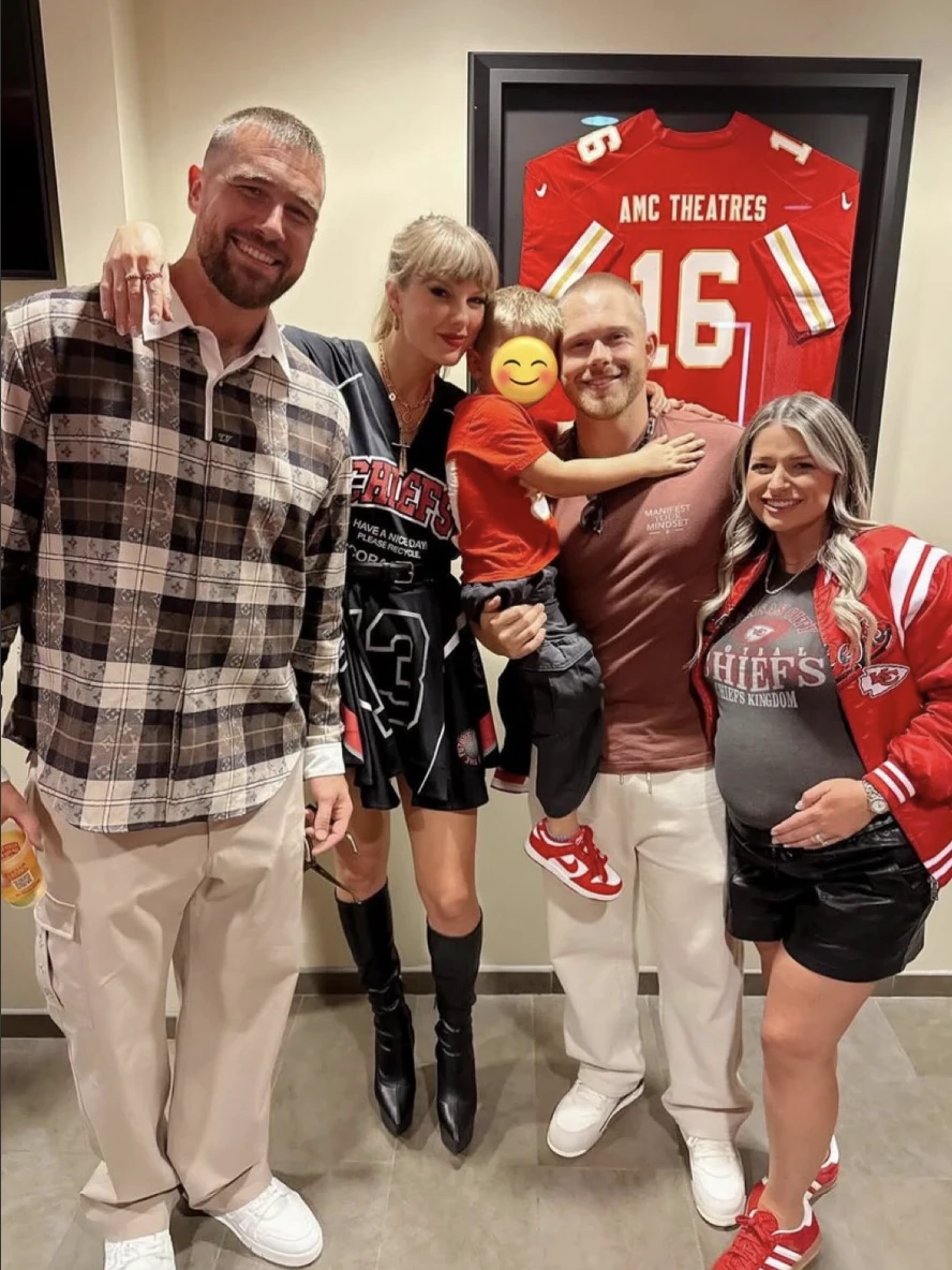 Sự gắn kết giữa Taylor Swift và gia đình Travis Kelce cho thấy một mối quan hệ bền chặt trước thềm hôn lễ. Ảnh: IG@TRAVIS KELCE