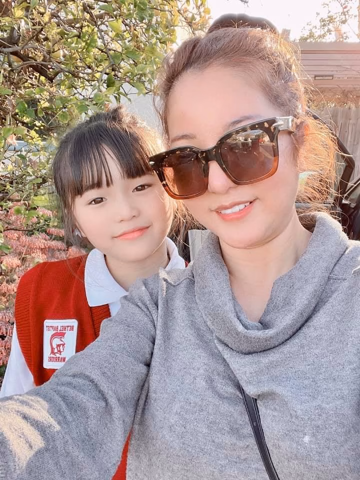 Bé Cát không chỉ xinh đẹp mà còn có thành tích học tập xuất sắc tại Mỹ.