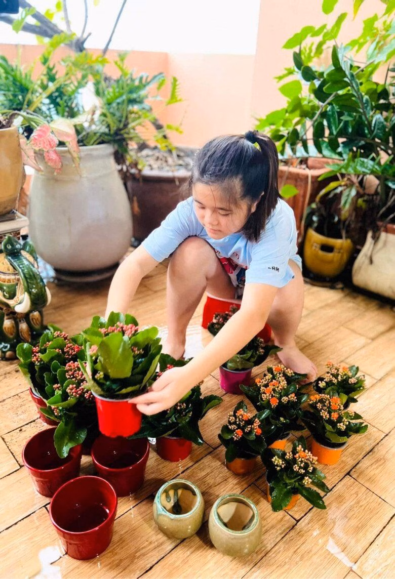 Tiana Nguyệt Cát tự lập làm việc nhà giúp mẹ
