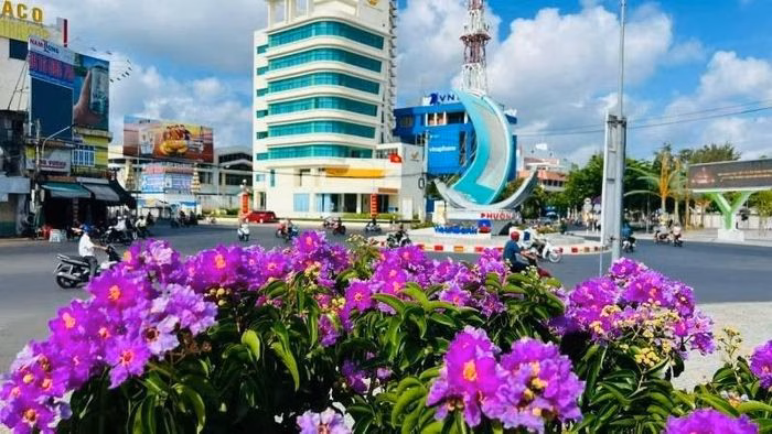 Trung tâm đô thị phường An Hội (tỉnh Vĩnh Long) trở nên thơ mộng hơn bao giờ hết trong sắc hoa tím bằng lăng.