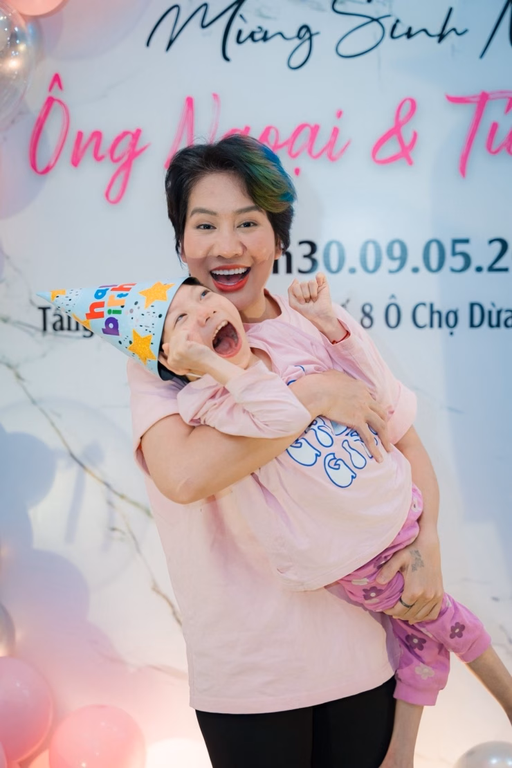 Doanh nhân Dạ Thảo cùng hai con gái trong bộ ảnh kỷ niệm Ngày của Mẹ.